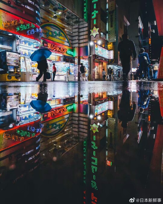 日本摄影师保井崇志镜头下雨后的秋叶原
一种跨入异世界的感觉