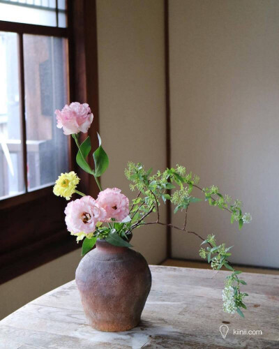 日本花艺师安達力的插花作品，通过花艺与器物的相互呼应，尽现春日时光的温柔和宁静。全文☞http://t.cn/EikTnNQ （分享自 kiinii APP 下载链接：http://t.cn/R5HxYA3）#花艺# #设计# ​