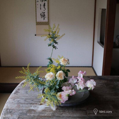 日本花艺师安達力的插花作品，通过花艺与器物的相互呼应，尽现春日时光的温柔和宁静。全文☞http://t.cn/EikTnNQ （分享自 kiinii APP 下载链接：http://t.cn/R5HxYA3）#花艺# #设计# ​