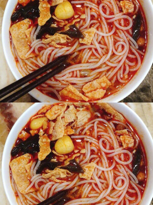 螺蛳粉
闻起来有点臭，但很好吃，无法自拔！喜欢辣且口味重的宝宝们快来！
用料
螺蛳粉专用粉
1包
螺蛳味料包
个人口味
做法
1.锅里适当水烧开，（热水也行）放入螺蛳粉煮熟（不要太软）捞出备用
2.把味料包和香辣红油包放入锅中煮化（水是用刚刚煮粉的水，个人觉的汤更好）
3.煮好的汤直接倒入碗中
4.把所有材料倒入碗中（可以根据自己口味加减）
5.正宗的螺蛳粉就完成了！很简单的对不对，材料网上一搜就有！
小贴士
粉煮的时候不要太软，熟了就行！