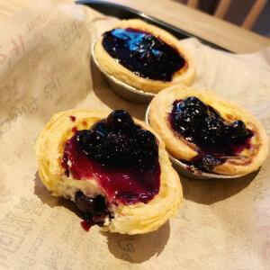 蓝莓蛋挞
主料
冷冻蛋挞皮18个
安佳淡奶油300克
牛奶250克
蛋黄4个
辅料
玉米淀粉15克
蓝莓适量
配料
白糖80克
蓝莓蛋挞的做法步骤
1.	
space
准备好原料。
 
2.	
space
蛋黄打散和牛奶搅拌均匀。
 
3.	
space
筛入淀粉。
 
4.	
space
加入淡奶油。
 
5.	
space
加入白糖。慢慢加热。不可煮沸。
 
6.	
space
煮的过程需不断搅拌，煮至蛋挞液粘稠。
 
7.	
space
将蛋挞皮码放在烤盘中。 每个蛋挞皮里放入适量的蓝莓。
 
8.	
倒入蛋挞液，八分满。
 
9.	
烤箱210°中层 20分钟即可。
 
小窍门&温馨提示
烘焙温度和时间以自己烤箱的脾气来调整。蛋挞液煮至要用小火加热煮微开，煮的过程需不断搅拌，防止糊锅。蛋挞液过筛口感更加细腻。