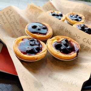 蓝莓蛋挞
主料
冷冻蛋挞皮18个
安佳淡奶油300克
牛奶250克
蛋黄4个
辅料
玉米淀粉15克
蓝莓适量
配料
白糖80克
蓝莓蛋挞的做法步骤
1.	
space
准备好原料。
 
2.	
space
蛋黄打散和牛奶搅拌均匀。
 
3.	
space
筛入淀粉。
 
4.	
space
加入淡奶油。
 
5.	
space
加入白糖。慢慢加热。不可煮沸。
 
6.	
space
煮的过程需不断搅拌，煮至蛋挞液粘稠。
 
7.	
space
将蛋挞皮码放在烤盘中。 每个蛋挞皮里放入适量的蓝莓。
 
8.	
倒入蛋挞液，八分满。
 
9.	
烤箱210°中层 20分钟即可。
 
小窍门&温馨提示
烘焙温度和时间以自己烤箱的脾气来调整。蛋挞液煮至要用小火加热煮微开，煮的过程需不断搅拌，防止糊锅。蛋挞液过筛口感更加细腻。