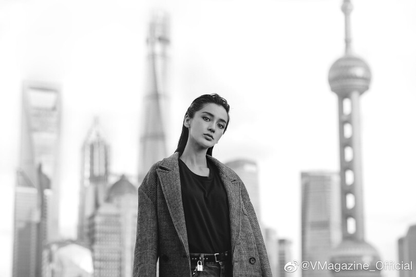 Angelababy 首位亚洲女明星登封《V Magazine》 秋季电子刊
摄影/ Connor Franta
造型/ Christian Stroble
创意总监/ Stephen Gan
撰文/ Ian David Monroe
彩妆/ @春楠
发型/ @刘雪孟MQ
封面1 及 图1，3，9
格纹毛呢大衣, 黑色T恤 均为@太平鸟风尚男装
牛仔裤 CELINE by Hedi Slimane
皮质腰带 @DSQUARED2_OFFICIAL
封面2 及 图7，8
皮质机车外套，牛仔裤 均为@太平鸟风尚男装
白色衬衣，戒指，耳环，手镯 均为@DIOR迪奥
长袖网眼内搭 @GUESS中国
皮质腰带 @MichaelKors
黑色靴子 @SAINTLAURENT圣罗兰
封面3 及 图2
黑色T恤 @太平鸟风尚男装
皮质机车夹克，牛仔裤 均为CELINE by Hedi Slimane
皮质腰带 @DSQUARED2_OFFICIAL
黑色高跟鞋 @GiuseppeZanotti官方微博
耳环 JOOMI LIM