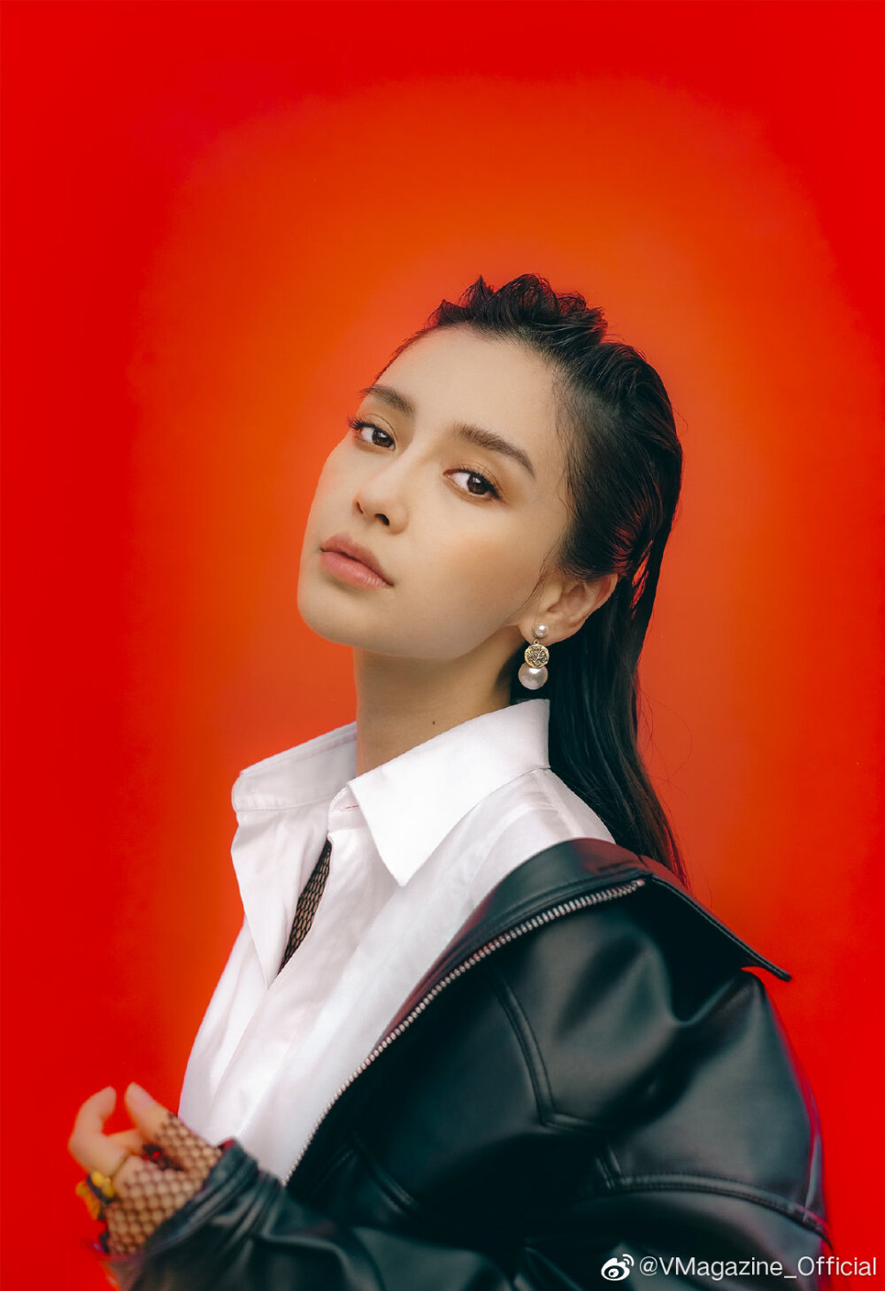 Angelababy 首位亚洲女明星登封《V Magazine》 秋季电子刊
摄影/ Connor Franta
造型/ Christian Stroble
创意总监/ Stephen Gan
撰文/ Ian David Monroe
彩妆/ @春楠
发型/ @刘雪孟MQ
封面1 及 图1，3，9
格纹毛呢大衣, 黑色T恤 均为@太平鸟风尚男装
牛仔裤 CELINE by Hedi Slimane
皮质腰带 @DSQUARED2_OFFICIAL
封面2 及 图7，8
皮质机车外套，牛仔裤 均为@太平鸟风尚男装
白色衬衣，戒指，耳环，手镯 均为@DIOR迪奥
长袖网眼内搭 @GUESS中国
皮质腰带 @MichaelKors
黑色靴子 @SAINTLAURENT圣罗兰
封面3 及 图2
黑色T恤 @太平鸟风尚男装
皮质机车夹克，牛仔裤 均为CELINE by Hedi Slimane
皮质腰带 @DSQUARED2_OFFICIAL
黑色高跟鞋 @GiuseppeZanotti官方微博
耳环 JOOMI LIM