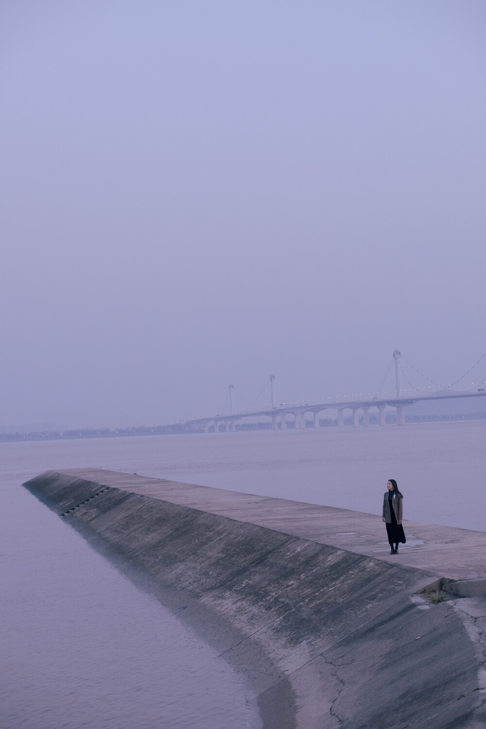 秋天短暂地来了一下
摄影：洪小漩
出镜：啤九和锦瑟
场地：江东大桥
秋天真的只是稍微来过一下。还好，我捉襟见肘的经济状况阻止了我买秋装的欲望。
那天大学同学王河载着我们几个朋友去找江东大桥，真的开了好久。我都怀疑自己已经到海宁了。
天开始变得灰扑扑了。怎么样要一直保持一个好心情，真难啊。
不过，幸运的是，赶在冬天来之前，搬了家。总算住进了朝南的房间，被子也可以晒太阳了。