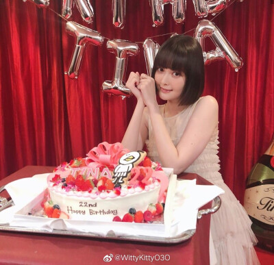 #玉城Tina[超话]##玉城tina##たまぴよ倶楽部#
Tina生日派对图集
很多fan和Tina有合照
可以一个一个聊天说话
p8如此多的周边(我太酸了) ​