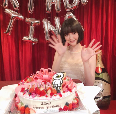 #玉城Tina[超话]##玉城tina##たまぴよ倶楽部#
Tina生日派对图集
很多fan和Tina有合照
可以一个一个聊天说话
p8如此多的周边(我太酸了) ?