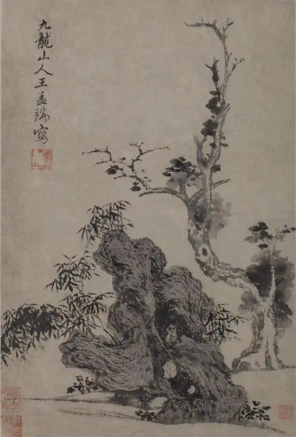 明 王绂《枯木竹石》
王绂（1362-1416），字孟端，号友石，又号九龙山人、青城山人，元末明初无锡著名文人书画家。以墨竹名天下，得文同、吴镇遗法，为明朝第一。此作绘几竹修竹从大石之后探出，竹枝远观几乎不分节，竹叶以浓墨绘成，水墨圆浑处有吴镇的苍润沉郁之气，而老笔、枯笔频用，又更增竹枝老而弥坚的蓬勃生气。通作意境高逸清标，尽显江南文人画之韵。