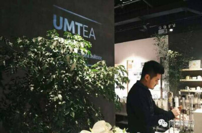 UMTEA是成都畅想创意公司旗下，设计师跨界茶饮品牌，主要经营德国复方花果茶、红茶、绿茶、代用茶，UMTEA也是国内首家Colourful Tea概念连锁茶廊。