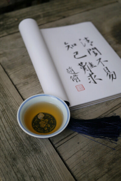 『世人怕寂寥，隐士畏喧杂』。明代隐士冯可宾于《蚧茶笺》总结茶宜十三事：无事、佳客、幽坐、吟咏、挥翰、倘佯、睡起、宿醒、清供、精舍、会心、赏鉴、文僮。不唯求避世入林，但寻一方净土，造一室桃源，饮茶其中，…