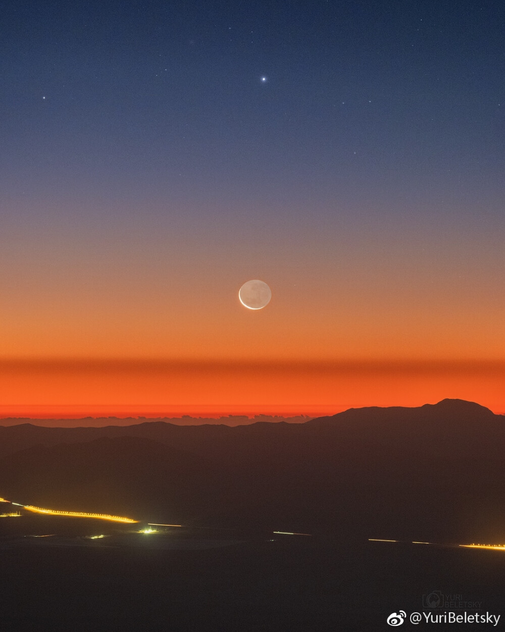 YuriBeletsky
2018-12-10 03:25 来自 iPhone
Look up in the sky tonight :) Both young Moon and Saturn look really amazing ! Here is my image I took yesterday from Atacama desert in Chile soon after the sunset: The crescent Moon is in the middle and Saturn is shining just above. I hope you'll enjoy the vi