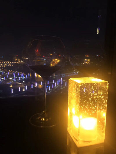 把所有伤痛留在今夜
把所有美好留在心里
这份执拗 我终于决心和它说拜拜了
谢谢你 曾经的臭弯宝
谢谢你 认真爱过
在不再依偎的未来愿我们都成为更好的人
爱你 谢谢曾经拥有 我要重新开始了。