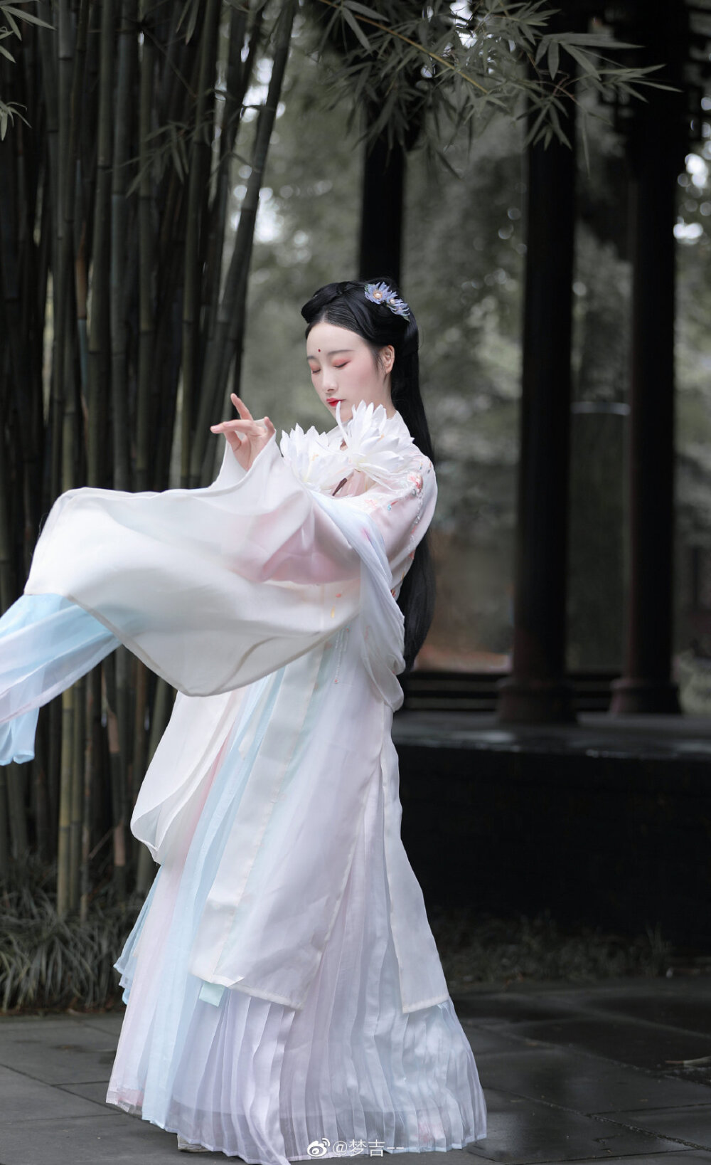 |将离|
红尘过万客，曲散终分离
/商图衣@宛卿汉服工作室
出镜小仙女：@-芝月-
摄影|后期：@梦吉--
#重庆约拍##成都约拍##苏州约拍#