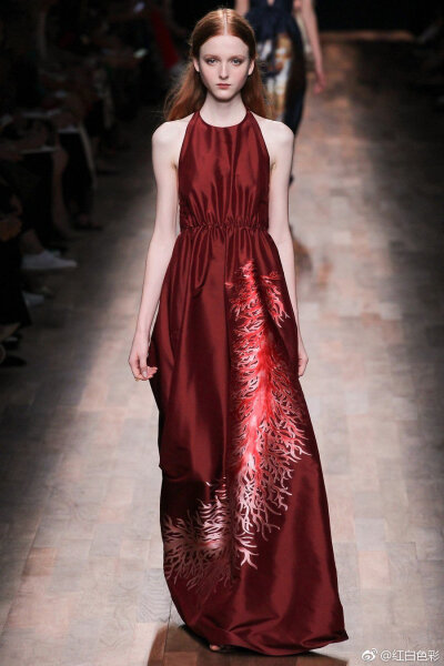 Valentino Spring 2015 Couture。 华伦天奴2015春夏高级定制秀，将童话、东欧民族元素、中世纪宫廷与教会风格不着痕迹地融于一炉，这样的盛景，大概也只有在Valentino2015春夏高定秀上才能见得到了。该系列灵感源自…