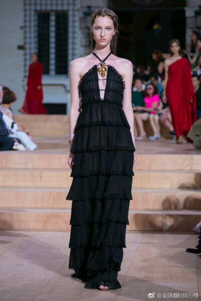 Valentino Spring 2015 Couture。 华伦天奴2015春夏高级定制秀，将童话、东欧民族元素、中世纪宫廷与教会风格不着痕迹地融于一炉，这样的盛景，大概也只有在Valentino2015春夏高定秀上才能见得到了。该系列灵感源自…