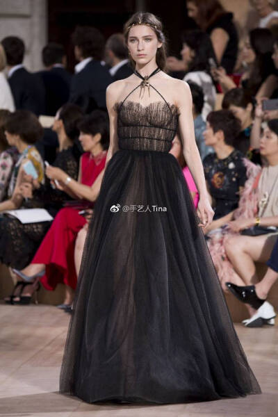 Valentino Spring 2015 Couture。 华伦天奴2015春夏高级定制秀，将童话、东欧民族元素、中世纪宫廷与教会风格不着痕迹地融于一炉，这样的盛景，大概也只有在Valentino2015春夏高定秀上才能见得到了。该系列灵感源自…