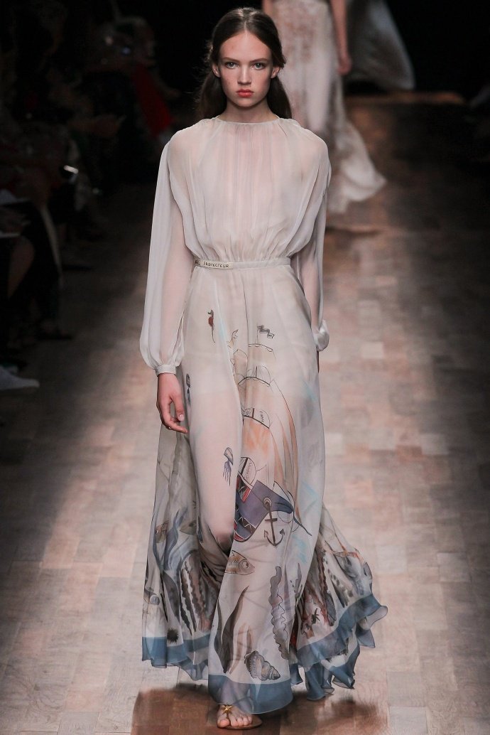 Valentino Spring 2015 Couture。 华伦天奴2015春夏高级定制秀，将童话、东欧民族元素、中世纪宫廷与教会风格不着痕迹地融于一炉，这样的盛景，大概也只有在Valentino2015春夏高定秀上才能见得到了。该系列灵感源自莎士比亚戏剧、但丁的神曲、法国画家马克·夏卡尔的画作等。也表现出强烈的东欧民族特色，无论是色彩、材质、图案，还是最具特点的刺绣。虽则仍是雪纺、刺绣、天鹅绒的高定老三样，但能一如既往高水准发挥，工巧精妍，却艳而不俗。