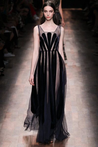 Valentino Spring 2015 Couture。 华伦天奴2015春夏高级定制秀，将童话、东欧民族元素、中世纪宫廷与教会风格不着痕迹地融于一炉，这样的盛景，大概也只有在Valentino2015春夏高定秀上才能见得到了。该系列灵感源自…