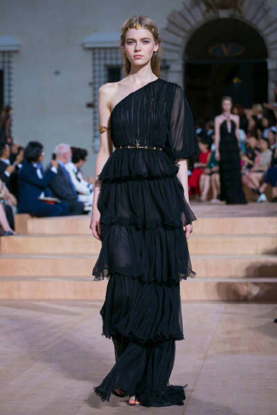 Valentino Spring 2015 Couture。 华伦天奴2015春夏高级定制秀，将童话、东欧民族元素、中世纪宫廷与教会风格不着痕迹地融于一炉，这样的盛景，大概也只有在Valentino2015春夏高定秀上才能见得到了。该系列灵感源自…