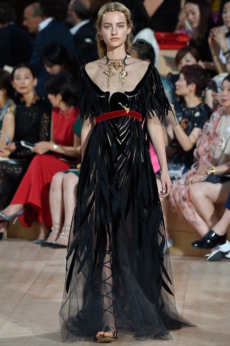 Valentino Spring 2015 Couture。 华伦天奴2015春夏高级定制秀，将童话、东欧民族元素、中世纪宫廷与教会风格不着痕迹地融于一炉，这样的盛景，大概也只有在Valentino2015春夏高定秀上才能见得到了。该系列灵感源自莎士比亚戏剧、但丁的神曲、法国画家马克·夏卡尔的画作等。也表现出强烈的东欧民族特色，无论是色彩、材质、图案，还是最具特点的刺绣。虽则仍是雪纺、刺绣、天鹅绒的高定老三样，但能一如既往高水准发挥，工巧精妍，却艳而不俗。