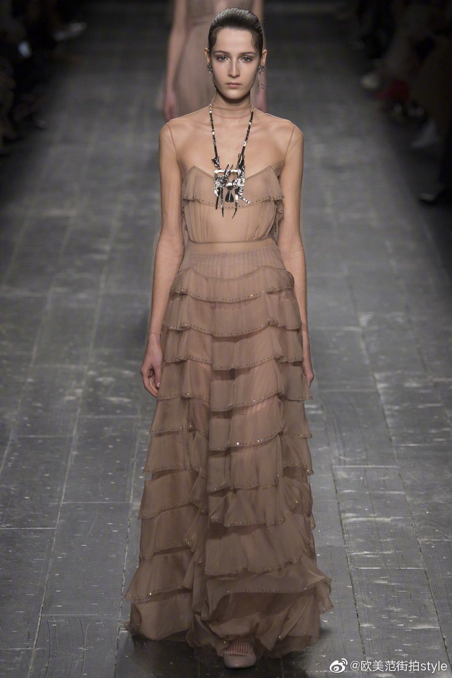 Valentino Spring 2015 Couture。 华伦天奴2015春夏高级定制秀，将童话、东欧民族元素、中世纪宫廷与教会风格不着痕迹地融于一炉，这样的盛景，大概也只有在Valentino2015春夏高定秀上才能见得到了。该系列灵感源自莎士比亚戏剧、但丁的神曲、法国画家马克·夏卡尔的画作等。也表现出强烈的东欧民族特色，无论是色彩、材质、图案，还是最具特点的刺绣。虽则仍是雪纺、刺绣、天鹅绒的高定老三样，但能一如既往高水准发挥，工巧精妍，却艳而不俗。