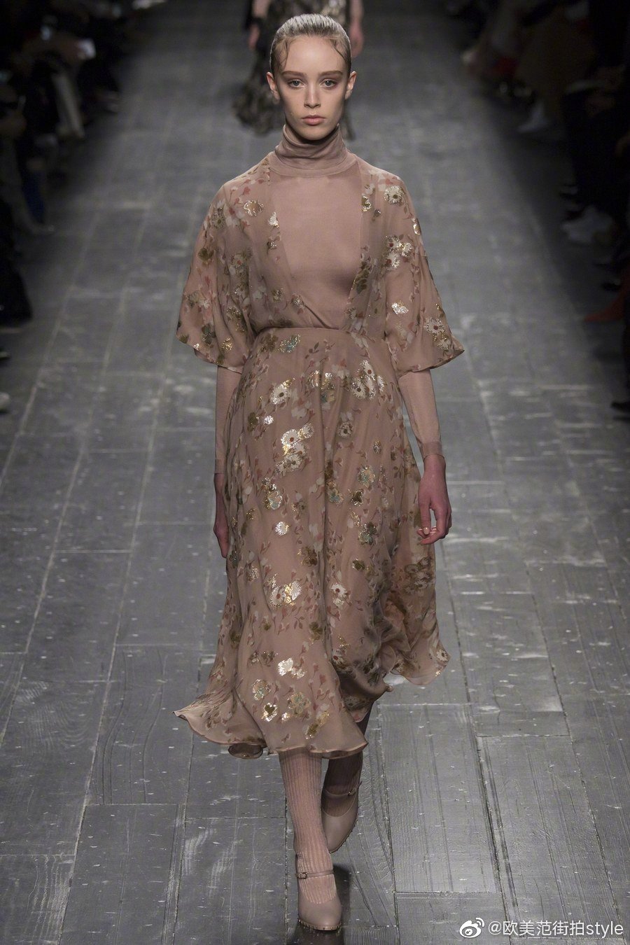 Valentino Spring 2015 Couture。 华伦天奴2015春夏高级定制秀，将童话、东欧民族元素、中世纪宫廷与教会风格不着痕迹地融于一炉，这样的盛景，大概也只有在Valentino2015春夏高定秀上才能见得到了。该系列灵感源自莎士比亚戏剧、但丁的神曲、法国画家马克·夏卡尔的画作等。也表现出强烈的东欧民族特色，无论是色彩、材质、图案，还是最具特点的刺绣。虽则仍是雪纺、刺绣、天鹅绒的高定老三样，但能一如既往高水准发挥，工巧精妍，却艳而不俗。