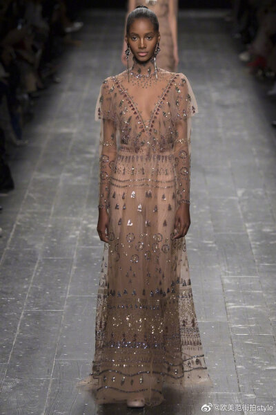 Valentino Spring 2015 Couture。 华伦天奴2015春夏高级定制秀，将童话、东欧民族元素、中世纪宫廷与教会风格不着痕迹地融于一炉，这样的盛景，大概也只有在Valentino2015春夏高定秀上才能见得到了。该系列灵感源自…