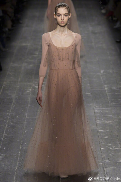 Valentino Spring 2015 Couture。 华伦天奴2015春夏高级定制秀，将童话、东欧民族元素、中世纪宫廷与教会风格不着痕迹地融于一炉，这样的盛景，大概也只有在Valentino2015春夏高定秀上才能见得到了。该系列灵感源自…