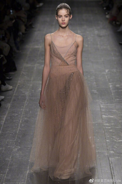 Valentino Spring 2015 Couture。 华伦天奴2015春夏高级定制秀，将童话、东欧民族元素、中世纪宫廷与教会风格不着痕迹地融于一炉，这样的盛景，大概也只有在Valentino2015春夏高定秀上才能见得到了。该系列灵感源自…