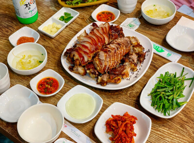 回归本性
大碗喝酒 大口吃肉米酒已经干掉一瓶 有点飘
