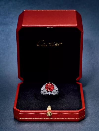 卡地亚（Cartier）设计8.37克拉缅甸「鸽血红」红宝石配钻石戒指，未经加热；铂金镶嵌8.37克拉枕形缅甸红宝石，配镶多种形状钻石，共重2.89克拉