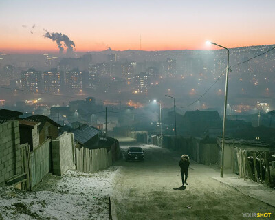 蒙古国的冬天
近年来，蒙古乌兰巴托以一种无计划的方式规模迅速扩展，因为许多游牧牧民离开农村，定居在城郊dari ekh等地区，他们住在圆顶帐篷或者简陋的屋子里，用煤炉取暖做饭。摄影：MATTHIEU PALEY
