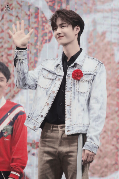 191101 陈情令南京演唱会 1～5连拍 可爱yibo @UNIQ-王一博 cr:logo