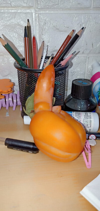 家里的柿子成精了。