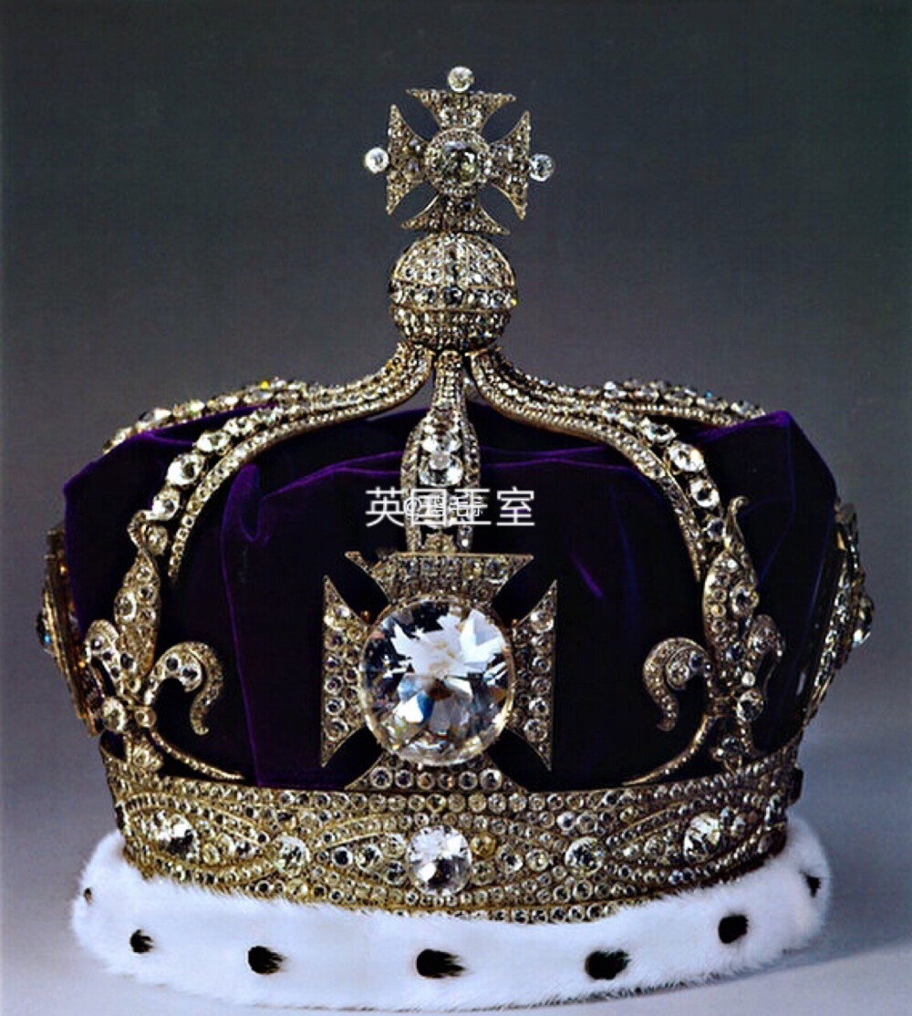 1902年的爱德华七世加冕礼，亚历山德拉特别定制了这顶王冠。王冠设计八个拱形，其中四个拱形的底部连接十字架，其余四个连接鸢尾花图案。这顶王冠最大的焦点是镶嵌在十字架中间的钻石，这颗钻石叫 koh-i-nor 光之山，重105.6ct，椭圆形切割，13世纪发现于印度南部Golconda钻石矿。原石重达793ct，曾是世界上最大的钻石。
