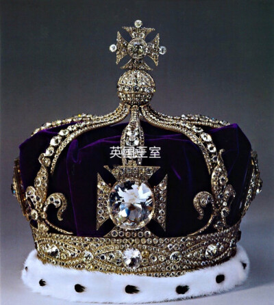 1902年的爱德华七世加冕礼，亚历山德拉特别定制了这顶王冠。王冠设计八个拱形，其中四个拱形的底部连接十字架，其余四个连接鸢尾花图案。这顶王冠最大的焦点是镶嵌在十字架中间的钻石，这颗钻石叫 koh-i-nor 光之山…