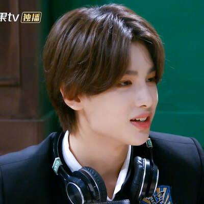 你在台上发光 我在人海点灯 #黄明昊
唐聍
原截扯扯裙边