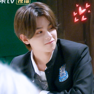 你在台上发光 我在人海点灯 #黄明昊
唐聍
原截扯扯裙边