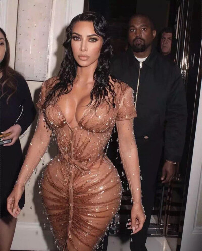 Kanye 为了 Kim 能在 Met Gala 被人注意，甘愿只穿着不到 50 美元的 Dickies夹克走上了红毯，心甘情愿只做 Kim 的陪衬，从而诞生了这张被媒体叫做「Kim Kardashian 与她的保镖」的照片。
