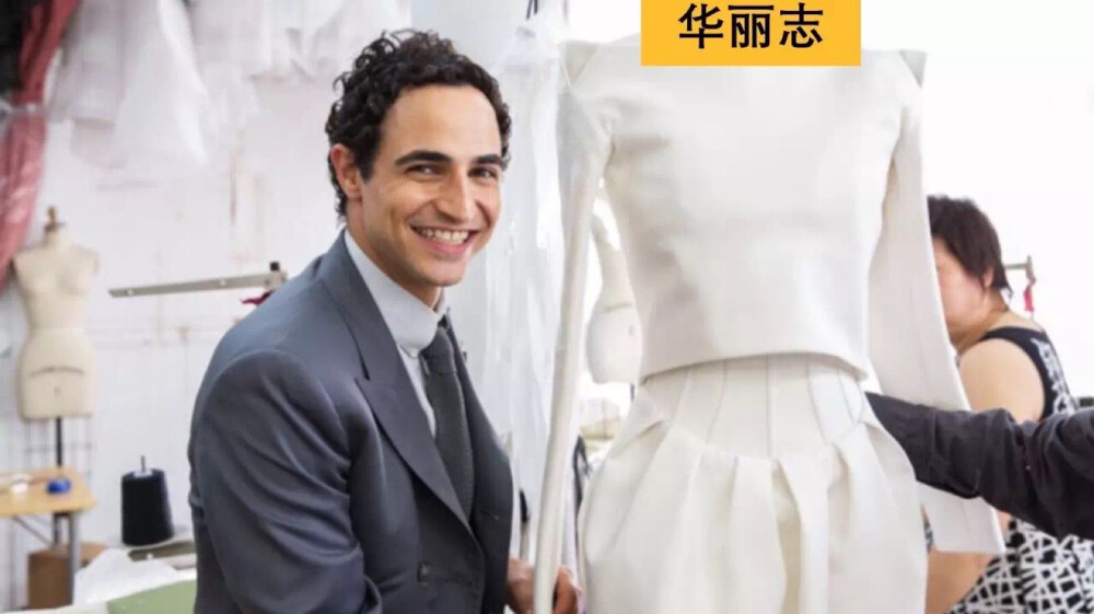 美国青年设计师 Zac Posen 的设计天赋很早便显山露水，常常被时尚业内人士冠以“天才”的美誉。出道15年了，今天的他少了一些光环，却更多把精力花在为自己的商业帝国堆砖砌瓦，从最“天才”的设计师默默转型为“最辛勤忙碌”的设计师。
