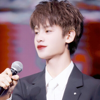 黄明昊头像▽二传注明江书沂-抱图点赞