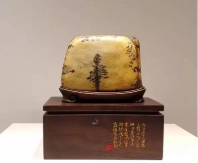 石名：胡杨魂
石种：和田玉
产地：新疆
规格：11x10.9x12.5cm
收藏：丁建军