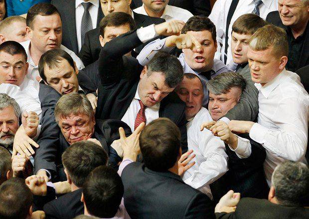 永远经典的乌克兰议会斗殴图，重点学习一下构图技巧（艺术来源于生活）