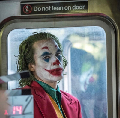 2019《小丑》独立电影 Joker
“You’re a awful person.”
我以为我这一生是悲剧，没想到是他妈的喜剧。 Hahahahahaha