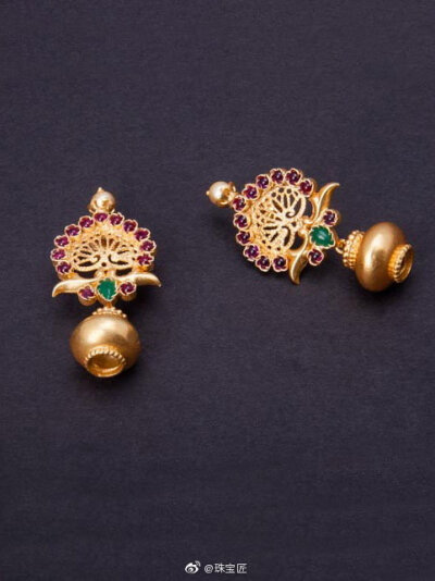  印度珠宝品牌Arnav Jewels除了沿袭了印度珠宝一贯的异域风情，珠宝工艺也堪称精湛，在Arnav Jewels的珠宝作品中，随处可见Jadau、Granulation（金属珠粒）、Filigree等传统印度珠宝工艺。 ​​​​