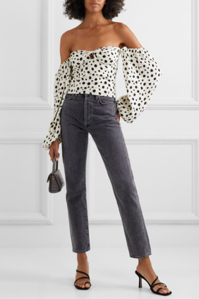 Reformation 通过小产量模式，来确保环保理念的贯彻实践，这款在本站独家推出的波点 “Simi” 上衣自然数量不多，何不快快入手？单品裁自通过永续途径采集而得的双绉制成，衣身经平行绉缝处理，能勾勒曼妙曲线，带松…