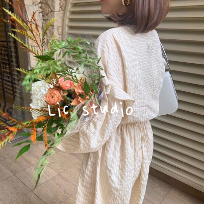 ：
琳琅满目的世界里光线里和尘埃里
雪的过去雨的未来里
请放下价值专注于自己的梦
Good luck
