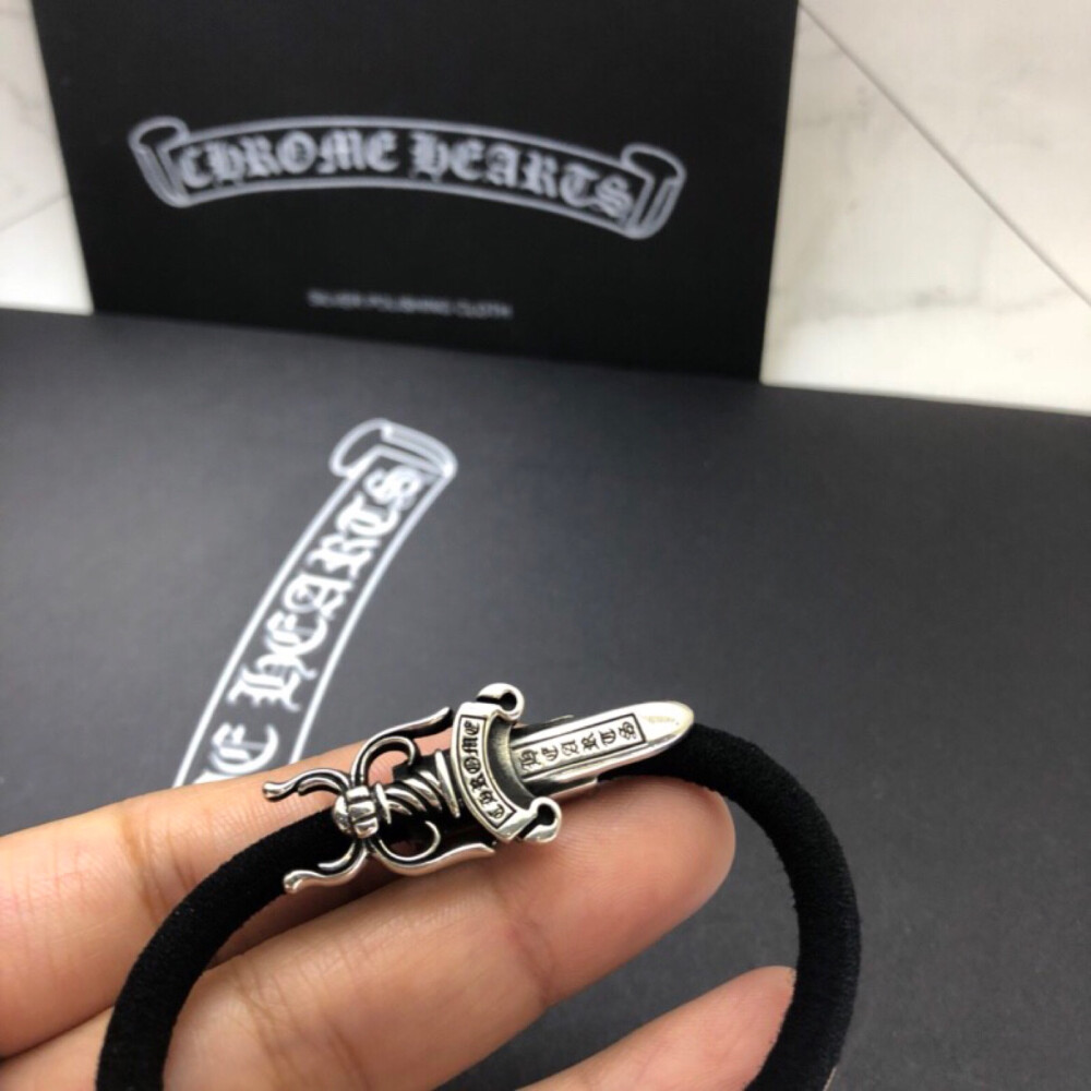 Chrome hearts▪️克‎罗心 发饰 顶级‎版
宝‎剑 发‎绳 购‎入‎原‌版​ 打​版！相​似​度‎98%以上‌！ 纯‌手工‎打造​ 手工‎雕​刻 字体‌ 染黑都‎展现​的​不‌一​样的感​觉