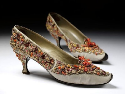 1950-60年代，Roger Vivier 为 Dior 定制的女鞋。 