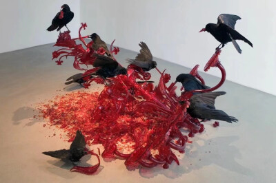 Javier Perez 乌鸦与摔碎的血红色吊灯